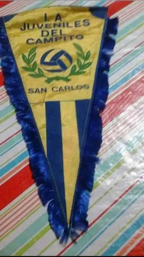 Banderín de tela de I.A. Juveniles del Campito, San Carlos, con flecos azules.