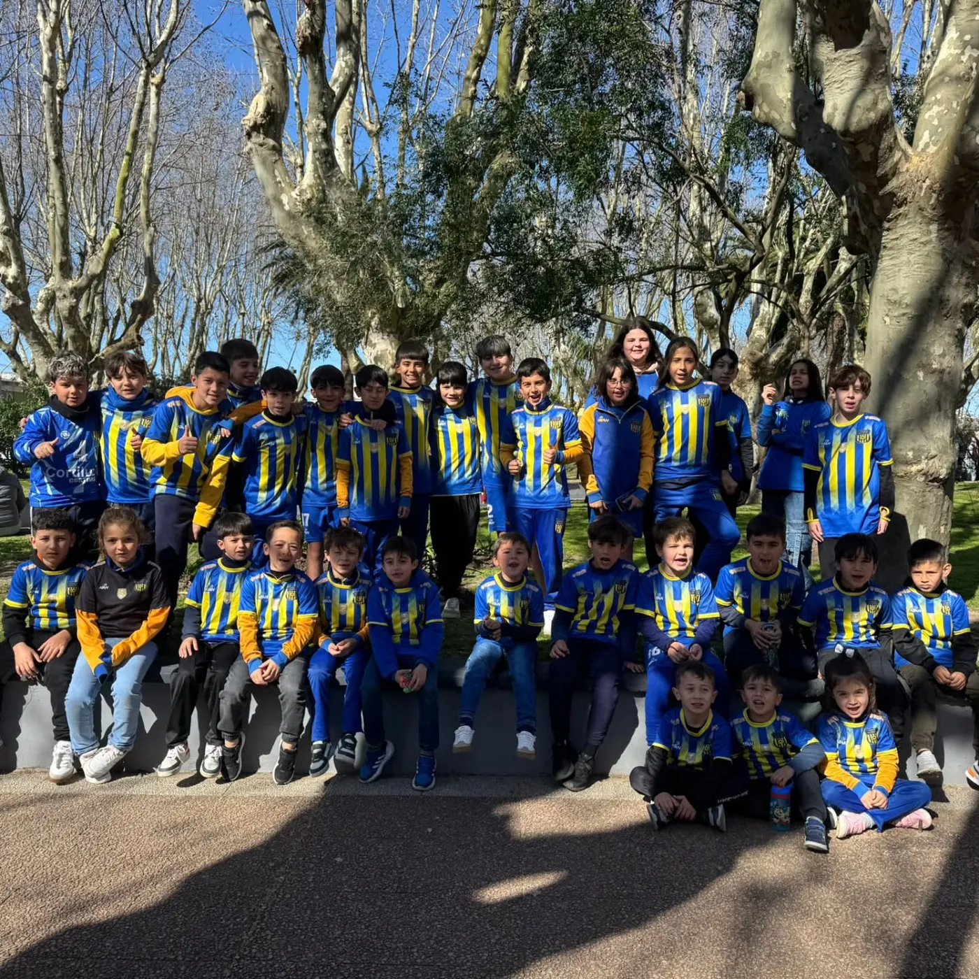 Un grupo grande de jugadores de Juveniles del Campito posando durante una salida