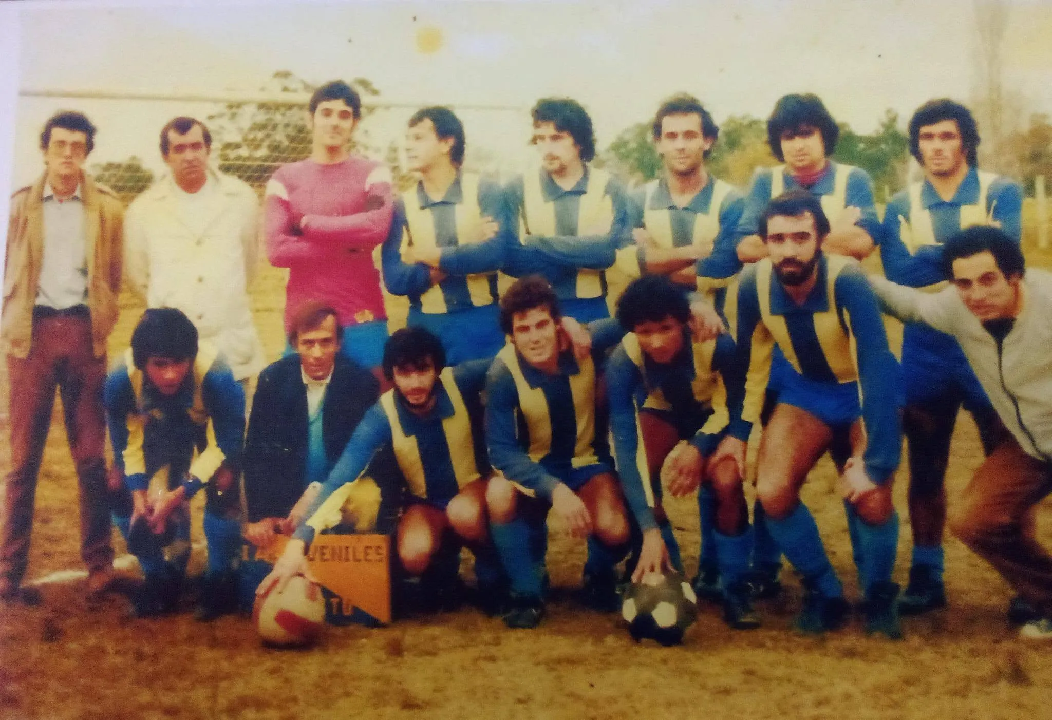 Plantel adulto de Juveniles del Campito con camisetas rayadas azul y amarillo. Foto histórica a color, sin año confirmado.