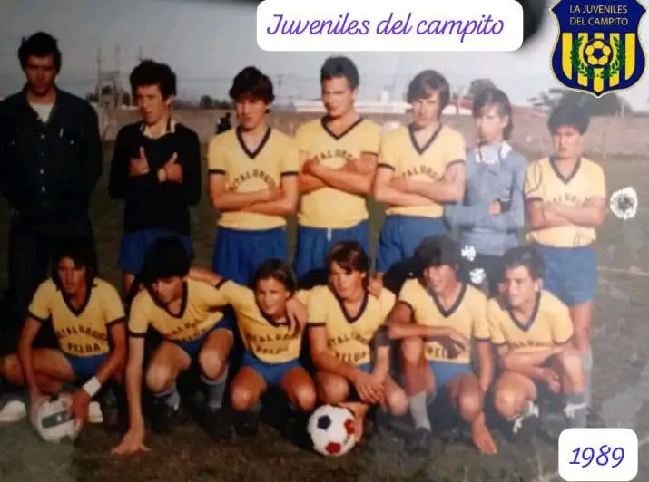 Plantel de Juveniles del Campito con camisetas amarillas. En la propia foto aparece el año 1989.