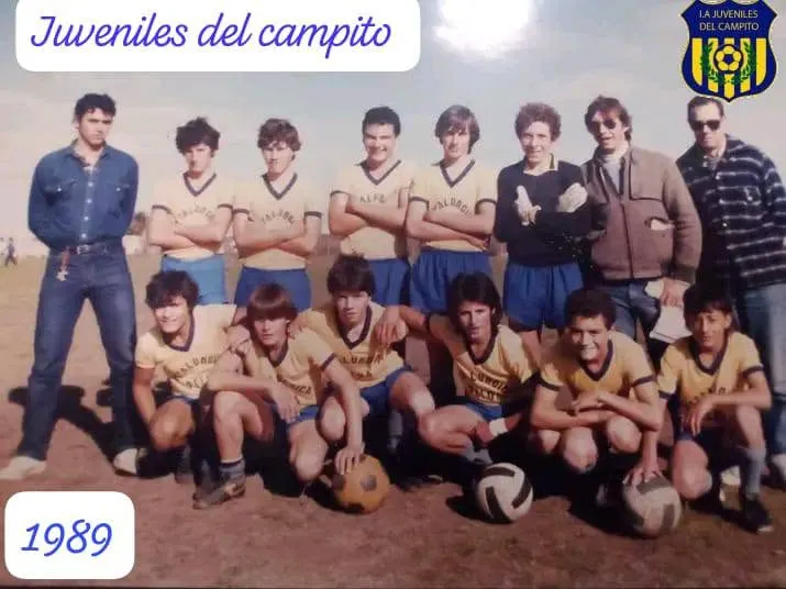 Otro plantel de Juveniles del Campito con camisetas amarillas. En la propia foto aparece el año 1989.